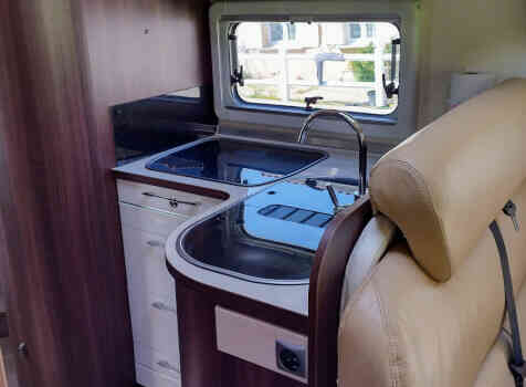 camping-car  BURSTNER AVIANO I 727  intérieur  / coin cuisine
