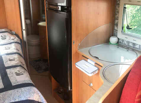 camping-car HYMER  ERIBA JET 696 R  intérieur  / coin cuisine