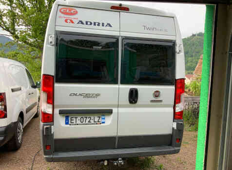camping-car ADRIA TWIN 640 SL   extérieur / arrière
