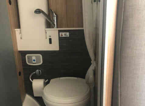 camping-car HYMER YOSEMITE  intérieur / salle de bain  et wc