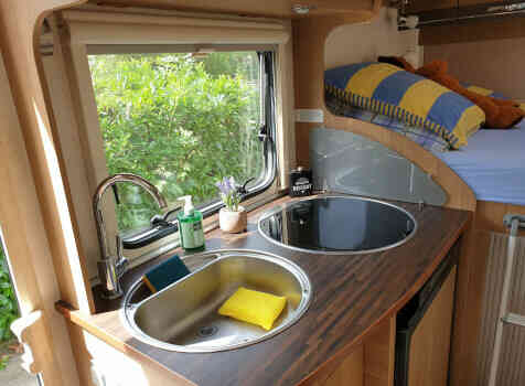 camping-car HYMER VAN PREMIUM 50  intérieur  / coin cuisine