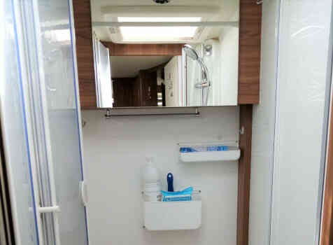 camping-car ITINEO MC 650  intérieur / salle de bain  et wc