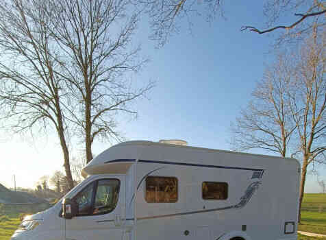 camping-car BURSTNER DELFIN IT 660  extérieur / latéral droit