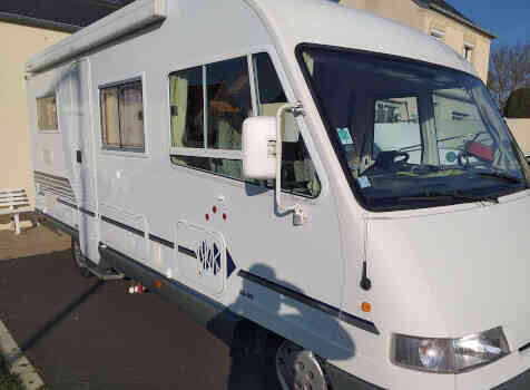 camping-car BAVARIA 606  extérieur / latéral gauche