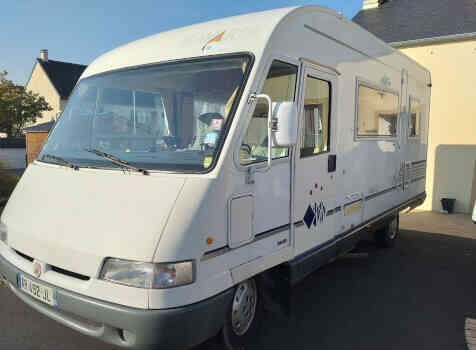 camping-car BAVARIA 606  extérieur / latéral droit