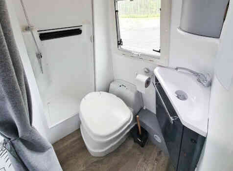 camping-car HYMER  intérieur / salle de bain  et wc