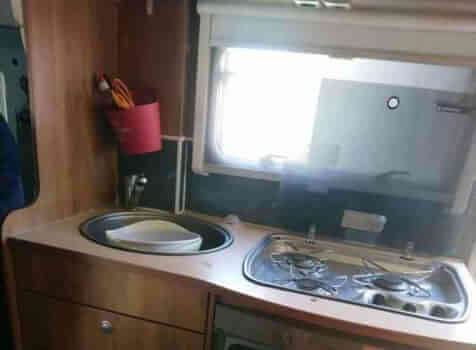 camping-car BURSTNER T 620  intérieur  / coin cuisine