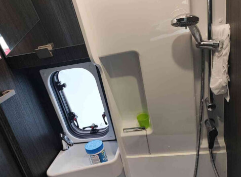 camping-car BENIMAR 120 UP  intérieur / salle de bain  et wc