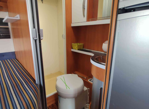 camping-car HYMER T652CL  intérieur / salle de bain  et wc