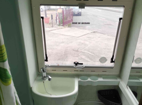 camping-car FIAT DUCATO  intérieur / salle de bain  et wc