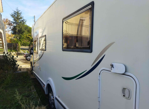 camping-car CHAUSSON TITANIUM WELCOME 79 EB  extérieur / latéral droit