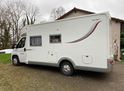 camping-car RAPIDO 676 FF  extérieur / latéral gauche