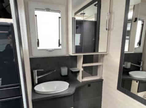 camping-car CHAUSSON TITANIUM PREMIUM 650  intérieur / salle de bain  et wc
