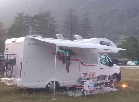 camping-car  RIMOR HYGGE 7  extérieur / latéral gauche