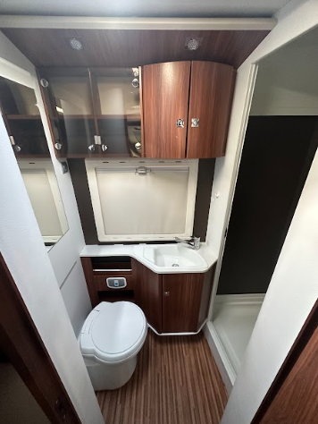 camping-car ADRIA CORAL 670 SLT  intérieur / salle de bain  et wc