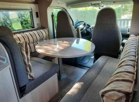 camping-car BURSTNER IXEO TIME  intérieur / coin salon