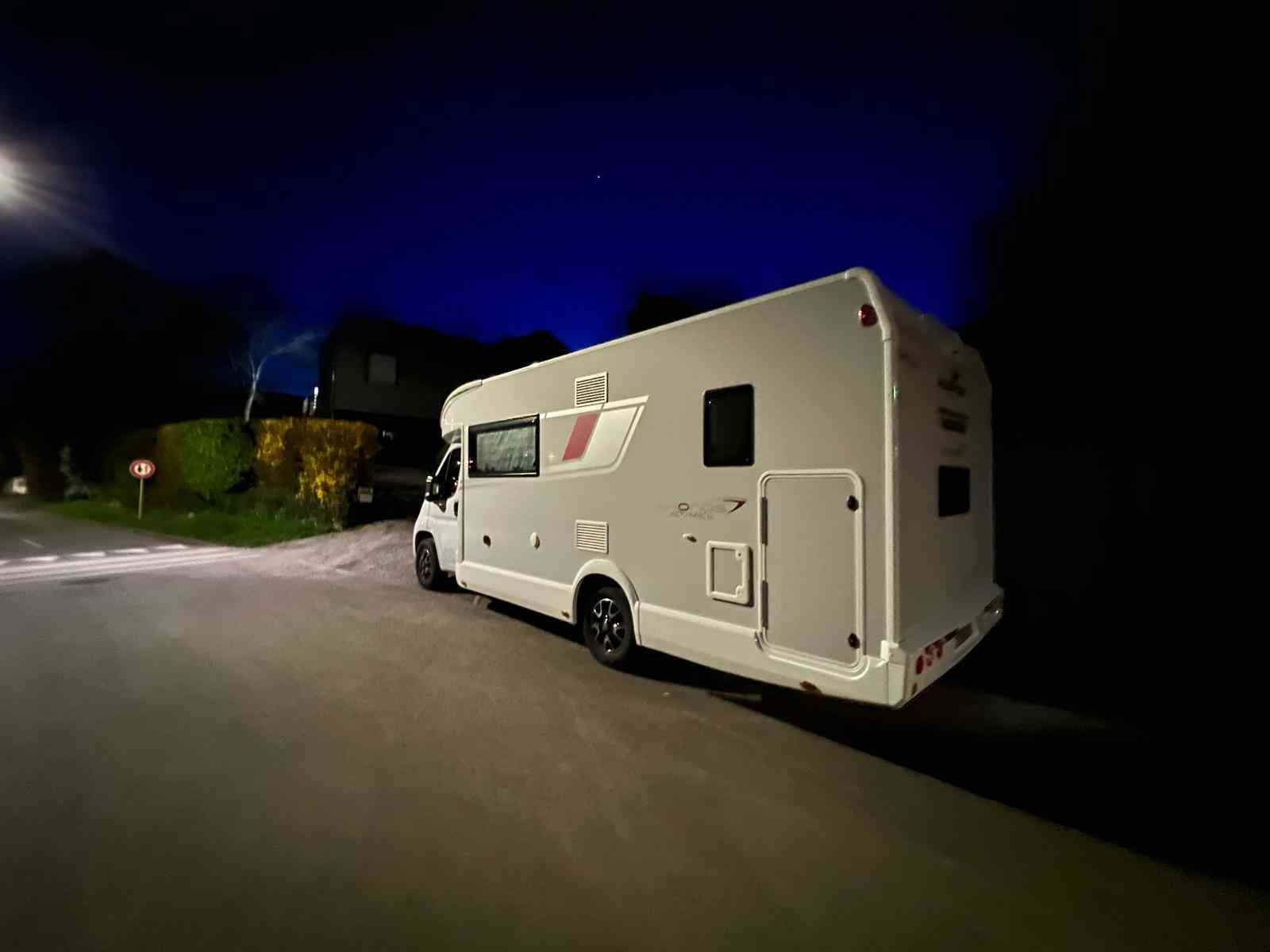 camping-car ROLLER TEAM 274TL  extérieur / latéral gauche
