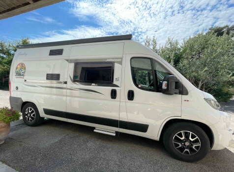 camping-car MC LOUIS  YEARLING VAN 3 MENFYS   extérieur / latéral droit