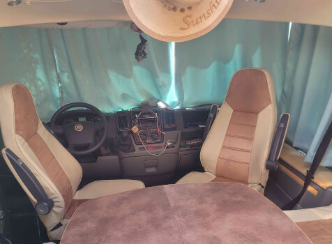 camping-car PILOTE REFERENCE G 630  intérieur / coin salon