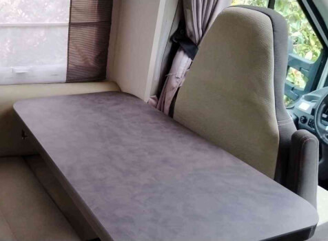 camping-car CHAUSSON TITANIUM 758 EB  intérieur / coin salon