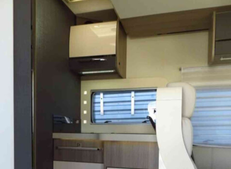 camping-car CHALLENGER GRAPHITE 388 EB  intérieur  / coin cuisine