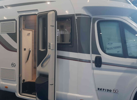 camping-car RAPIDO 696 F  extérieur / latéral droit