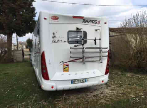 camping-car RAPIDO 9083 DF  extérieur / arrière