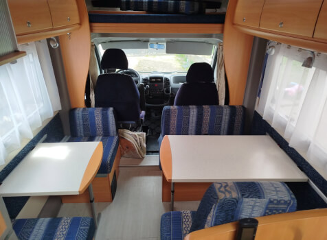 camping-car PILOTE A690  intérieur / coin salon