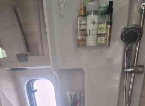 camping-car CHALLENGER V114  intérieur / salle de bain  et wc