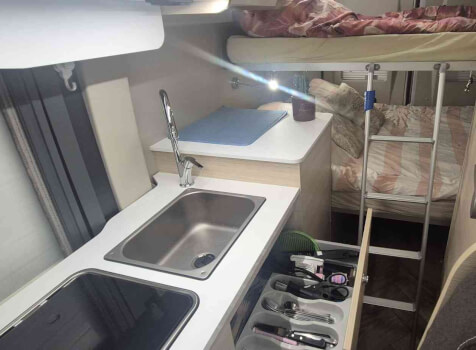 camping-car CHALLENGER V114  intérieur  / coin cuisine