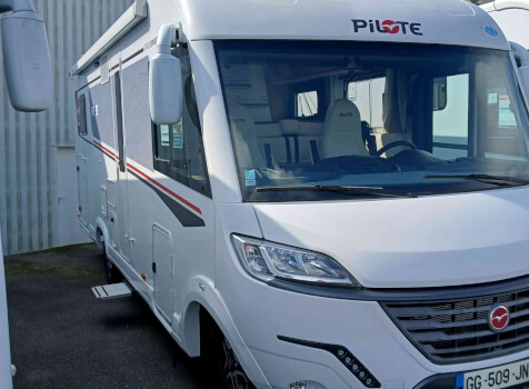 camping-car PILOTE  extérieur / latéral droit