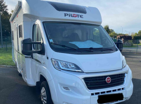 camping-car PILOTE P716  extérieur / face avant