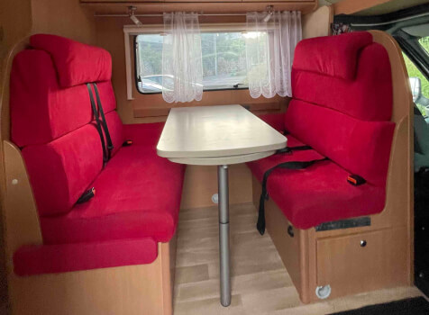 camping-car CHAUSSON FLASH 03  intérieur / coin salon