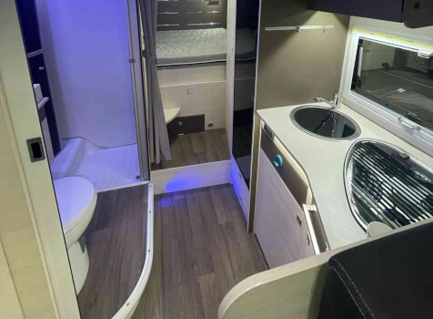 camping-car CHALLENGER GENESIS   intérieur  / coin cuisine