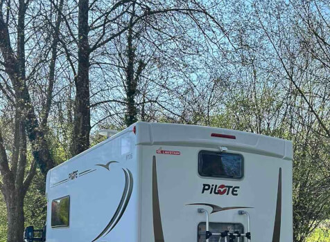 camping-car PILOTE P 706   extérieur / arrière