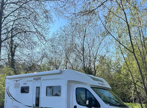 camping-car PILOTE P 706   extérieur / latéral droit