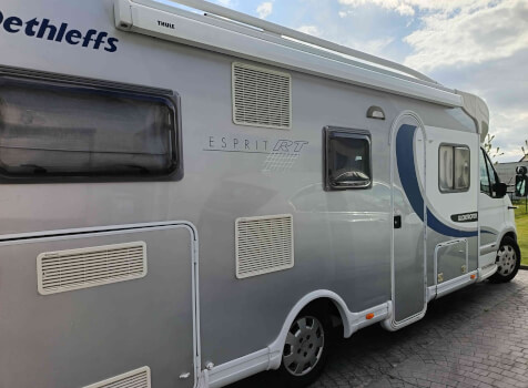 camping-car DETHLEFFS GLOBETROTTER  extérieur / latéral droit