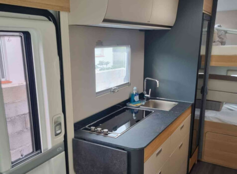 camping-car CORAL AXESS XL 650 DK  intérieur  / coin cuisine