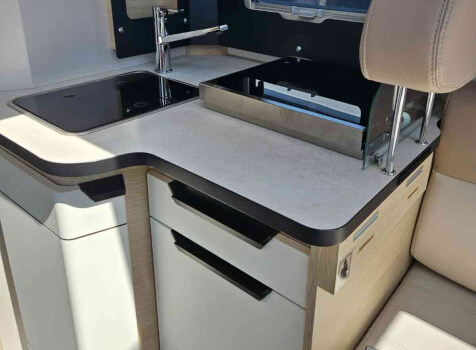 camping-car RAPIDO C 86  intérieur  / coin cuisine