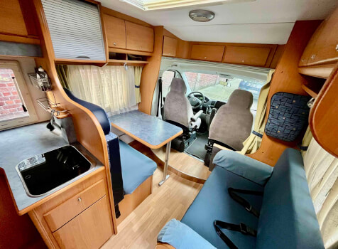 camping-car MONCAYO 735  intérieur / coin salon