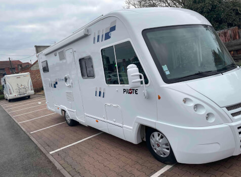 camping-car PILOTE REFERENCE G 730  extérieur / face avant