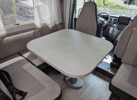 camping-car BENIMAR T 483  intérieur / coin salon