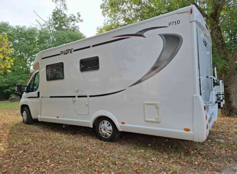 camping-car PILOTE P 710  extérieur / latéral gauche