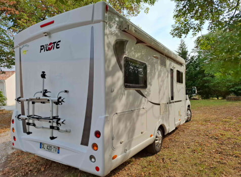camping-car PILOTE P 710  extérieur / arrière