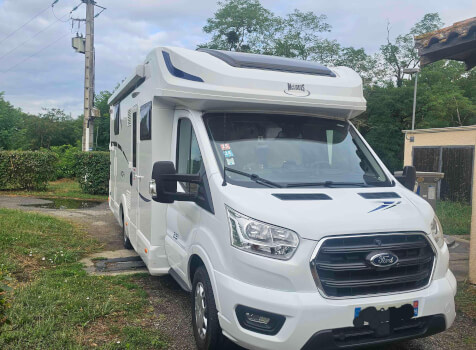 camping-car MC LOUIS MC4  extérieur / latéral gauche