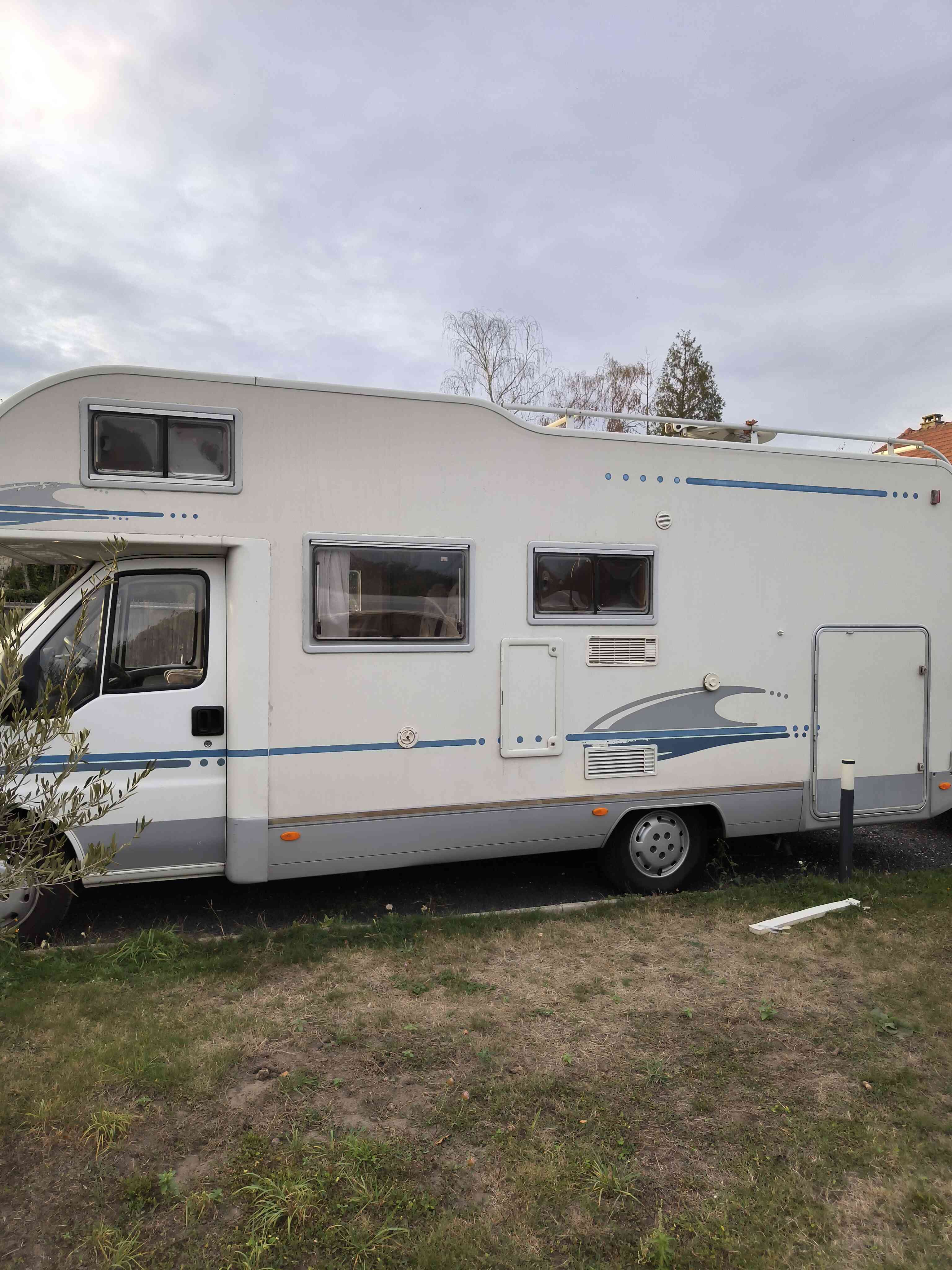 camping-car ADRIA MOBIL ADRIATIK  extérieur / latéral gauche