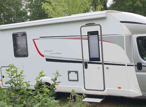 camping-car BURSTNER LYSEO 745 PRIVILEGE IT  extérieur / latéral gauche