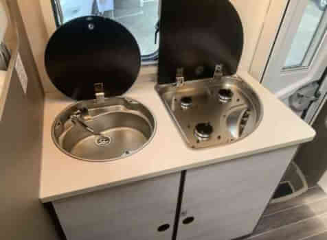 camping-car RIMOR KILLIG  9  intérieur  / coin cuisine