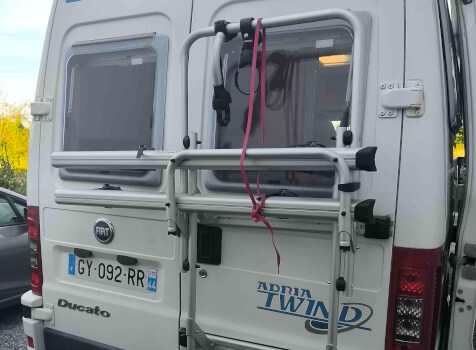 camping-car ADRIATIK MOBIL TWIN D  extérieur / arrière