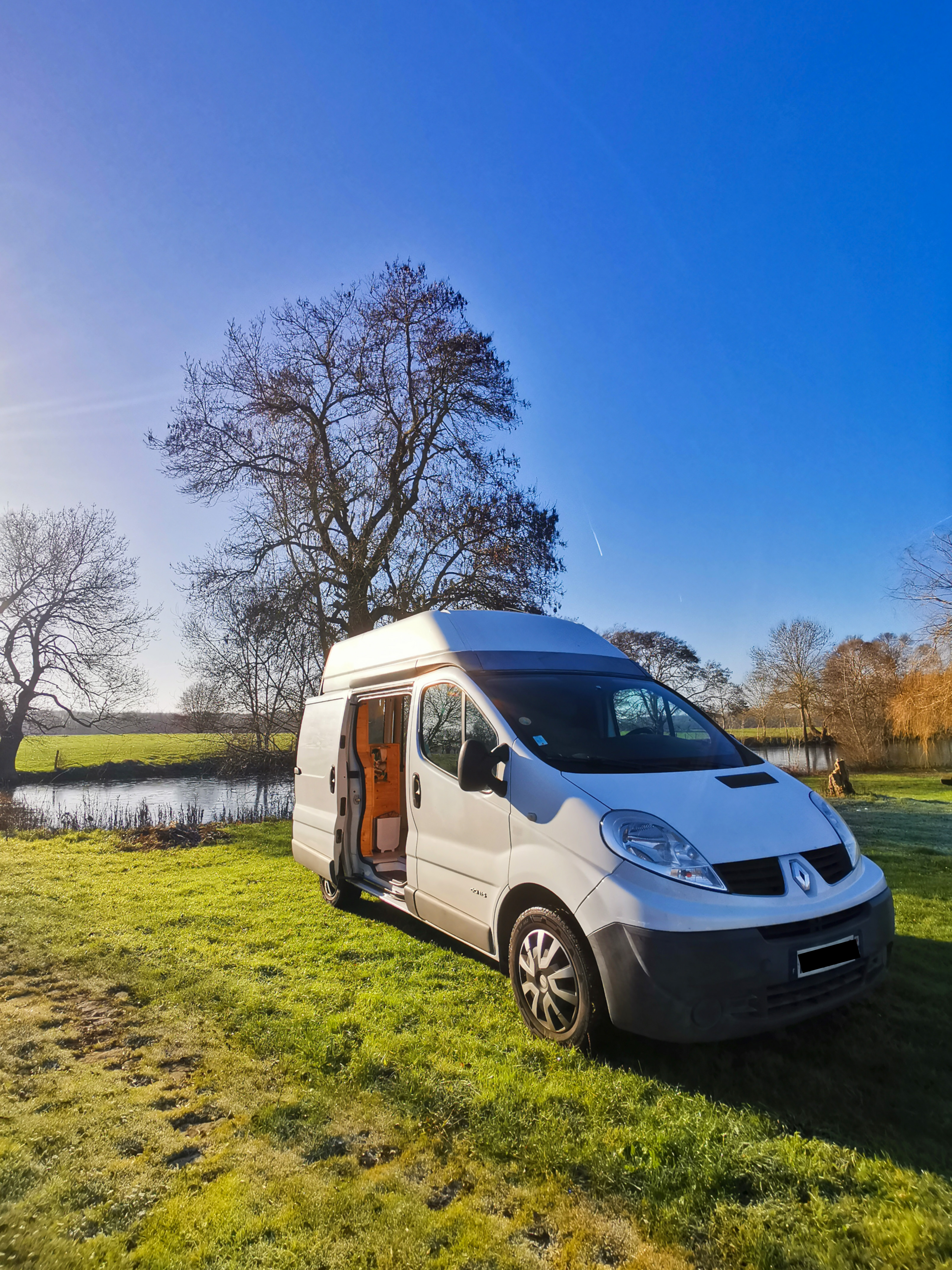 camping-car RENAULT TRAFIC L1H2  extérieur / face avant